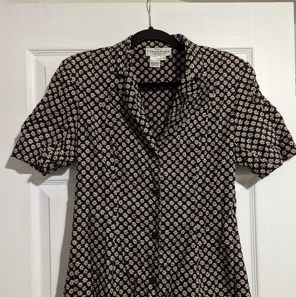 Collared button down midi dress with a lovely floral pattern - Picture 2 of 3